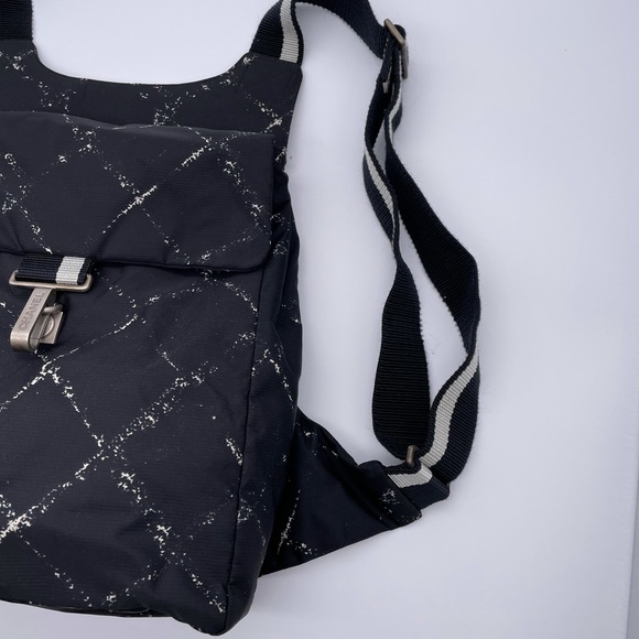 Chanel - Picture 3 of 13